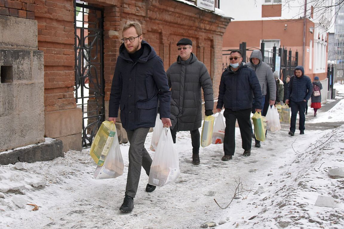 Сотрудники ИАЦ и «Уральского рабочего» передали гуманитарную помощь для жителей  Донбасса - «Уральский рабочий»